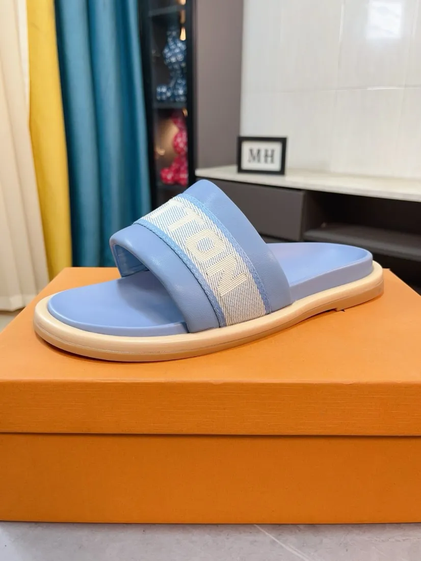 Ex-factory price 360🌹🌹 (lv-Louis Vuitton) New men's slippers, high-end boutique, exquisite embossed logo decoration on the upper, fine workmanship, super soft soles, casual, loose and comfortable, a must-have in summer! \nsize：38-44